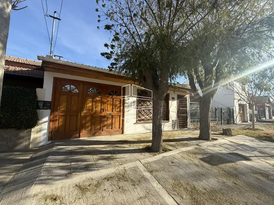 Alquiler - Casa En Calle Bahia Blanca 2200 - A053