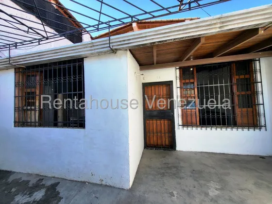 Asg Amplia Casa De Dos Pisos En Venta En Urb Valle Lindo En Turmero 25-22238