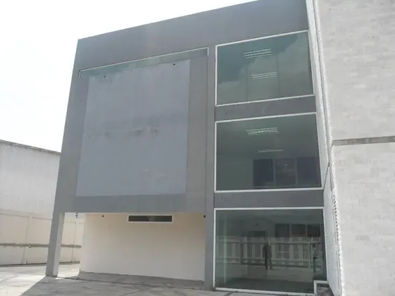 Amplio Galpón De Esquina Para Uso Comercial O Industria Liviana En Conjunto Exclusivo En Zona Industrial, Ideal Para Almacenamiento O Deposito, Dotado De Oficina, Bodega Y Patio.