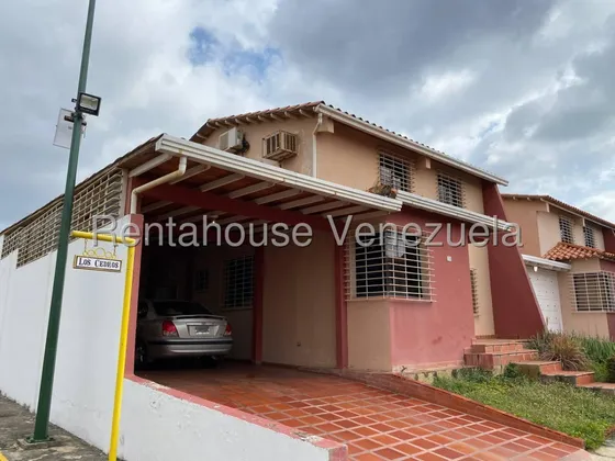 Raiza Suárez Vende Amplia Y Confortable Casa En Cabudare 2 5 1 7 5 6 8 Con Parrillera, Deposito, Tanque Subterráneo De 10000lts Y 2 Puestos De Estacionamiento.