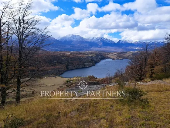 Patagonia, Hermosos Campos Colindantes Con Especta...