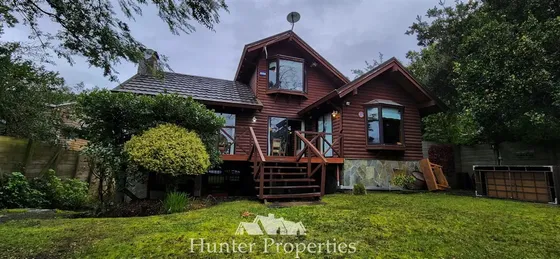 Casa En Venta En Pucón Centro, Frente Al Lago