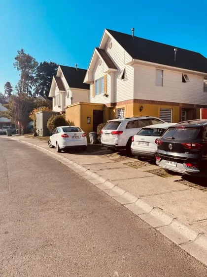 Vendo Amplia Casa De Dos Niveles En Condominio.