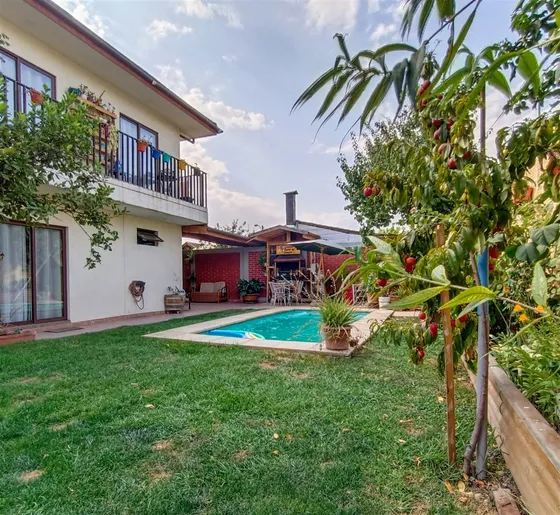 Casa En Venta De 5 Dormitorios Y Piscina En Maipú