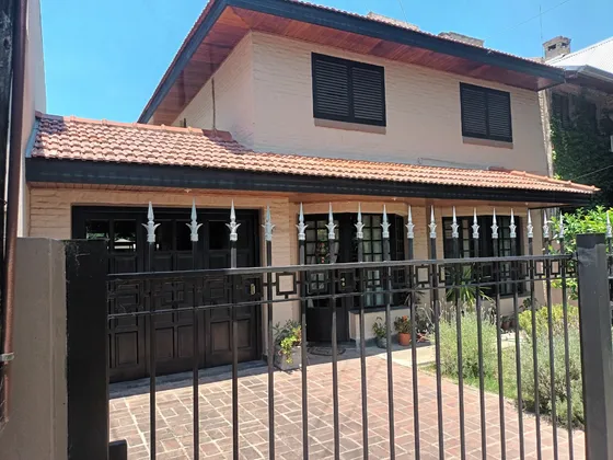 Casa Tipo Chalet, Con Departamento Anexo,4 Dormitorios, Piscina, Gonnet Entre Caminos, 3 Cuadras De La Republica De Los Niños, Salida Rápida A Capital Federal Y Al Centro De La Ciudad