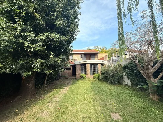 Casa En Venta En Adrogué Con Parque Arbolado 