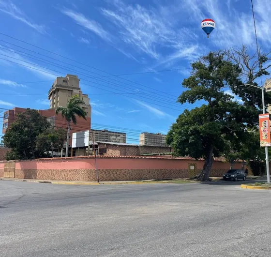 Re/max 2 Mil Vende Casa Con Potencial Para Clinica Con Buena Infraestructura Para Remodelar, Isla De Margarita