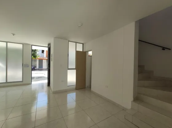 Casa En Venta En Prados Del Este. Cod V30418