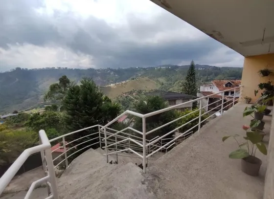 En Venta Espaciosa Casa En La Urbanización Club De Campo - Carrizal   Inf. Ma. Fda. Varela