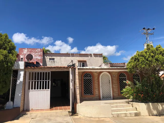 Casa Amplia Y Cómoda En Los Robles Ic-00359