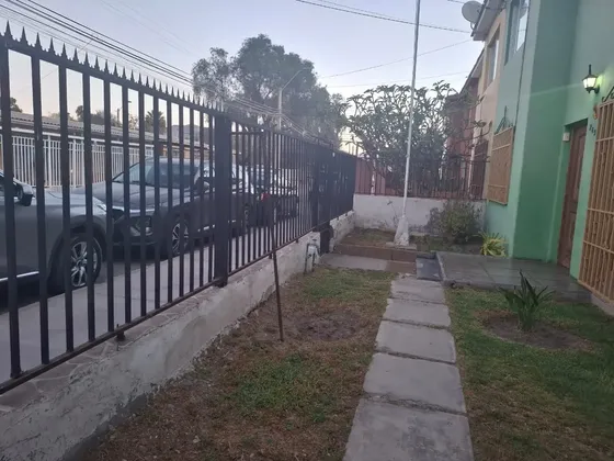 Excelente Propiedad De 2 Pisos !!!!