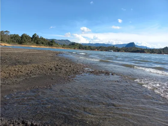 Lote Turístico Con Inmensa Playa en guatapé
