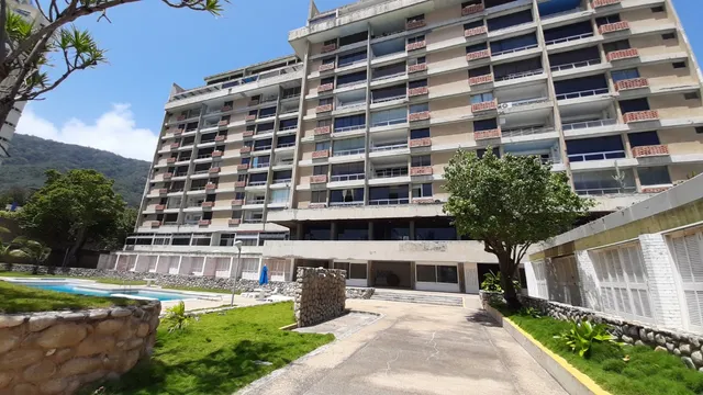 Vendemos Apartamento Remodelado En Camurimar - Vista Al Mar + Habitación Extra 