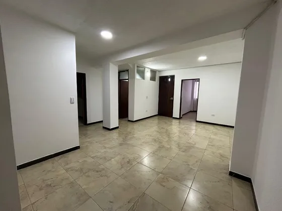 Apartamento Con Tres Habitaciones (1er Piso)