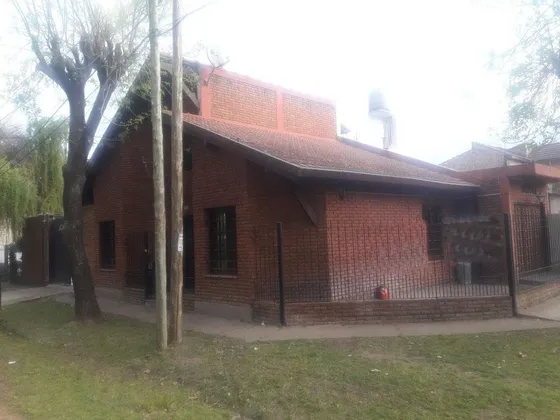 Casa En Venta - 3 Dormitorio 2 Baño - Patio Y Pileta - 150mts2 - Ituzaingó