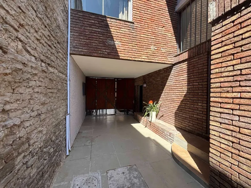 Apartamento 2 Dormitorios Tres Cruces A Estrenar Con Patio Sin G.c ( Ose, Saneamiento Y Tributos Inc En Alquiler )