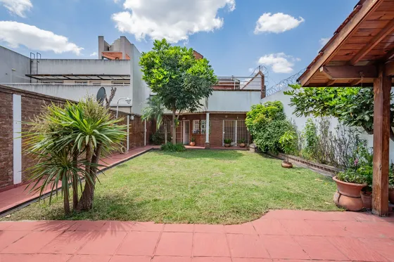 Venta - Casa 6 Ambientes En La Tablada Con Jardín