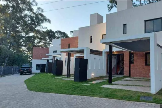 Casa En  Villa Rivera Indarte 3 Dormitorios 2 Baños Con Seguridad