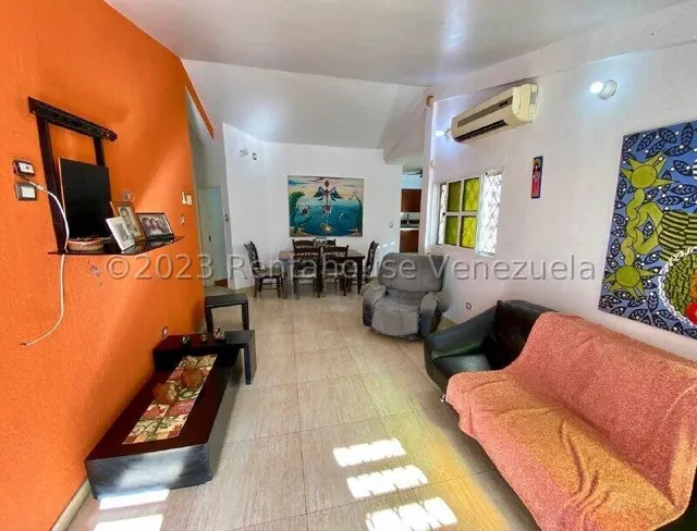  Arnaldo López/ Vende Casa En  Patarata Barquisimeto  Lara, Venezuela/#  24-13154  5 D/  4 B/ 200 M² 
