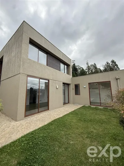 Casa En Venta De 5 Dorm. En San Pedro De La Paz