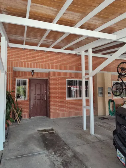 Townhouse En Alquiler.  (nc)