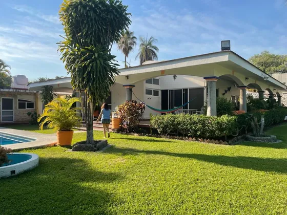 Venta En Temixco De Casa De Descanso Estilo Colonial Con Alberca