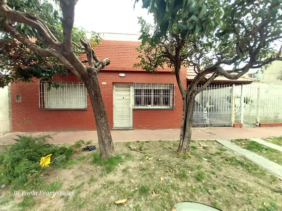 Casa 3 Ambientes Con Fondo, Cochera Y Pileta