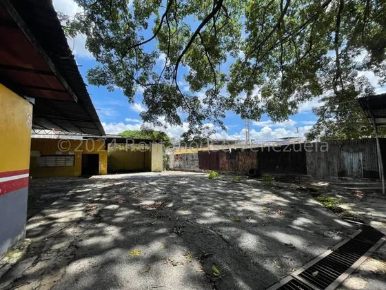 Local Comercial En Alquiler Una Verdadera Oportunidad, Con Amplios Espacios, Oficinas, Area De Depósito, Y Un Local Comercial A Pie De Calle Con Santamaria .nela   #25-3853