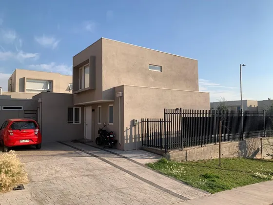 Casa Estilo Mediterreano Condominio Alto Las Perdices