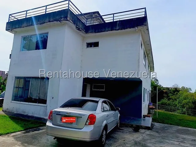 Amplia Y Hermosa Casa Con Clima De Montaña En Venta. El Hatillo.