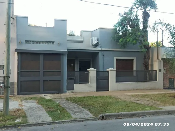 Casa 3 Ambientes En Villa Bosch Con Cochera, Jardin Y Pileta. 