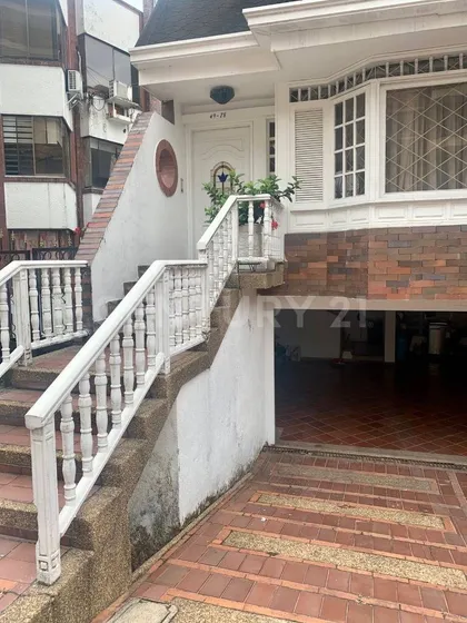 Confortable Casa De 2 Plantas Ubicada  En La Urbanización El Caudal Norte