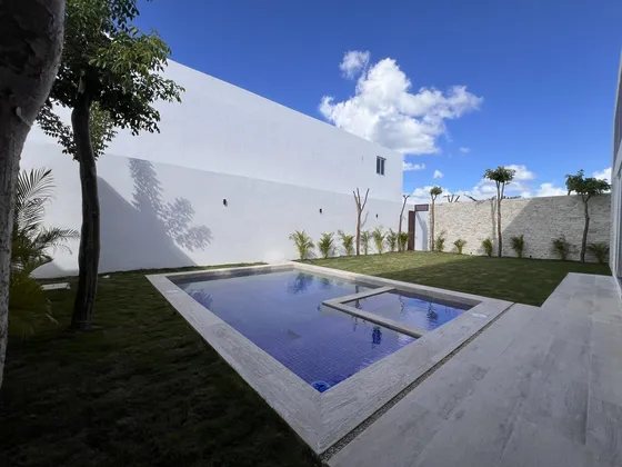 Casa En Venta Merida, Privada, De 659 Mt De Construccion.