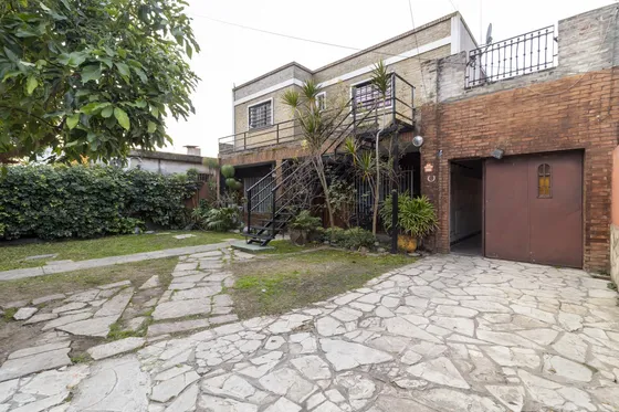 Casa En  Venta Ideal Para Inversores! Departamentos De 1, 2 Y 3 Ambientes Que Comparten Una Pileta..