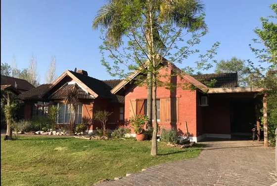 Venta Chalet 5 Amb Con Quincho Jardin, Pileta Y Parrilla En Echeverria Del Lago.