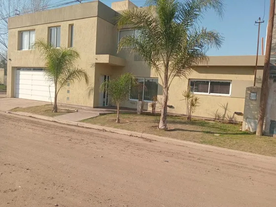 Casa En Venta - 3 Dormitorios 3 Baños - 560mts2 - Villa Nueva, Córdoba