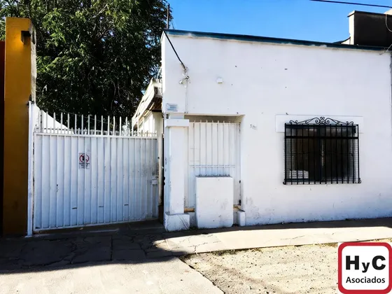 Terreno Amplio En El Llano Con Construcciones Para Empresas