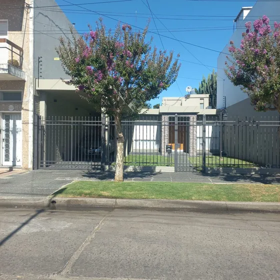 Gran Casa 6 Ambts Venta/ Piscina/quinco/permuta 