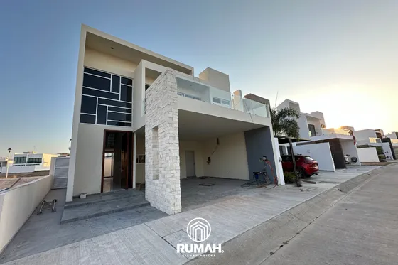 Casa En Venta Con Alberca En Altabrisa