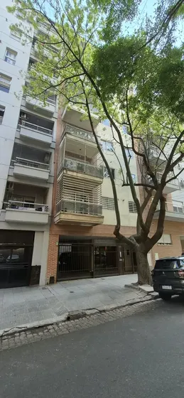 Piso al Frente con Cochera, 3 Dormitorios Más Una Habitación de Servicio con Baño Propio. Excelente Zona con Cercanía al Polo Gastronómico de Villa Urquiza.