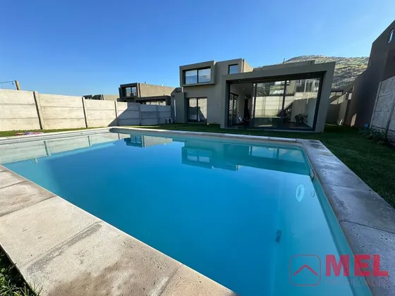 Casa En Venta De 4 Dorm. Mas Serv En Chicureo