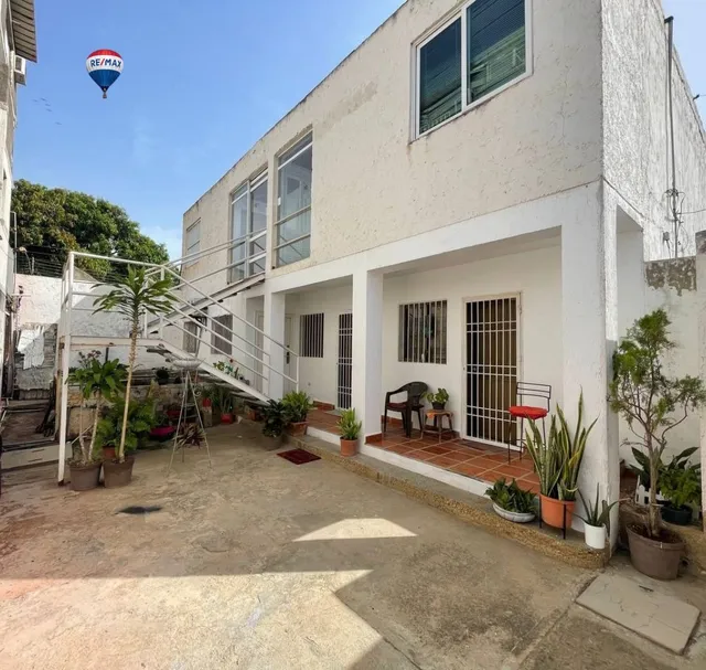 Re/max 2 Mil Vende Apartamento En Edificio Los Manolos, Con Zona Residencial, Con Cercania A Centros Comerciales