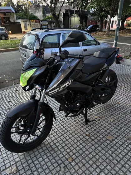 Rouser Ns 200