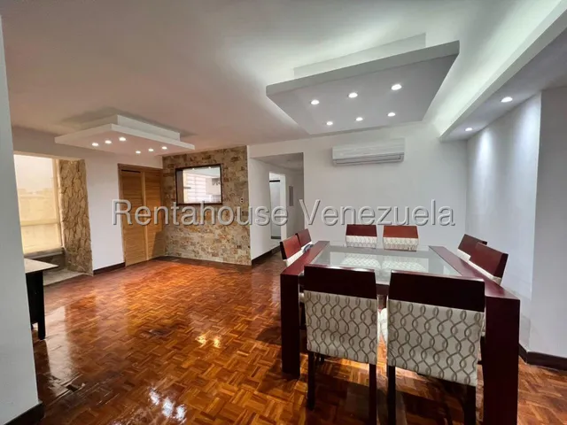 Amplio Apartamento En Venta En La Urbina