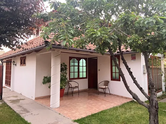 Casa Con Departamento Independiente En 2do Piso Sector Colón