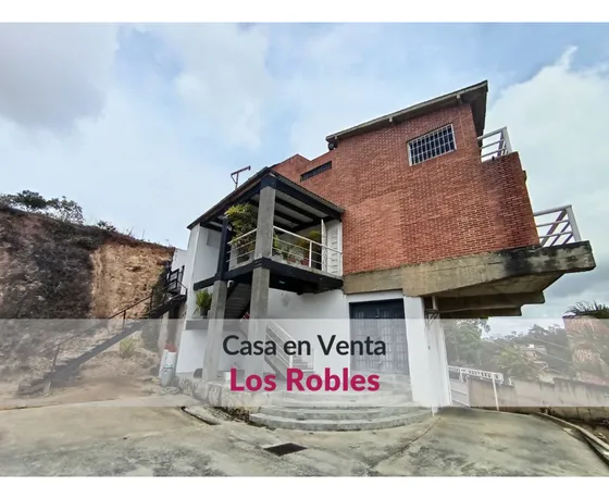 Espaciosa Y Funcional Casa En Venta En Tranquila Zona De Los Robles