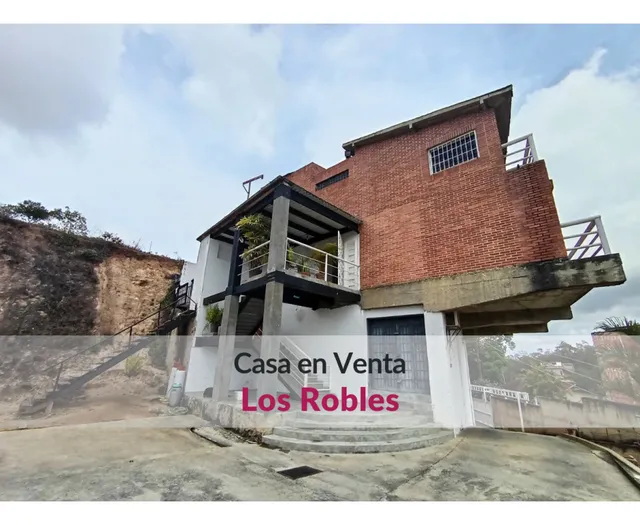 Espaciosa Y Funcional Casa En Venta En Tranquila Zona De Los Robles