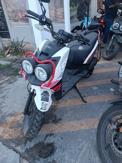 Motoneta Xpeed 150 Color Blanco Con Rojo