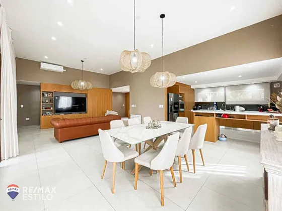 Casa 4 Dormitorios,y Pileta 255 M2 En Planta Baja.