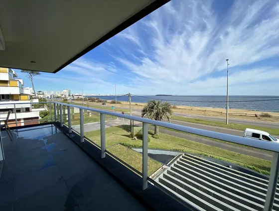 Venta De Apartamento 2 Dormitorios, Frente A Playa Mansa